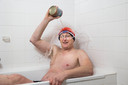 Evert de Graaf doet de ‘nieuwjaarsduik’ in bad.