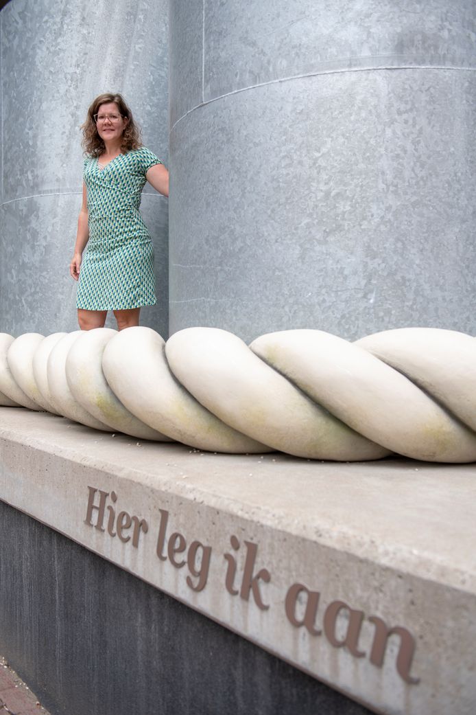 Tilburg

Piushave

Kunstenaares Marieke Vromans

"hier leg ik aan"