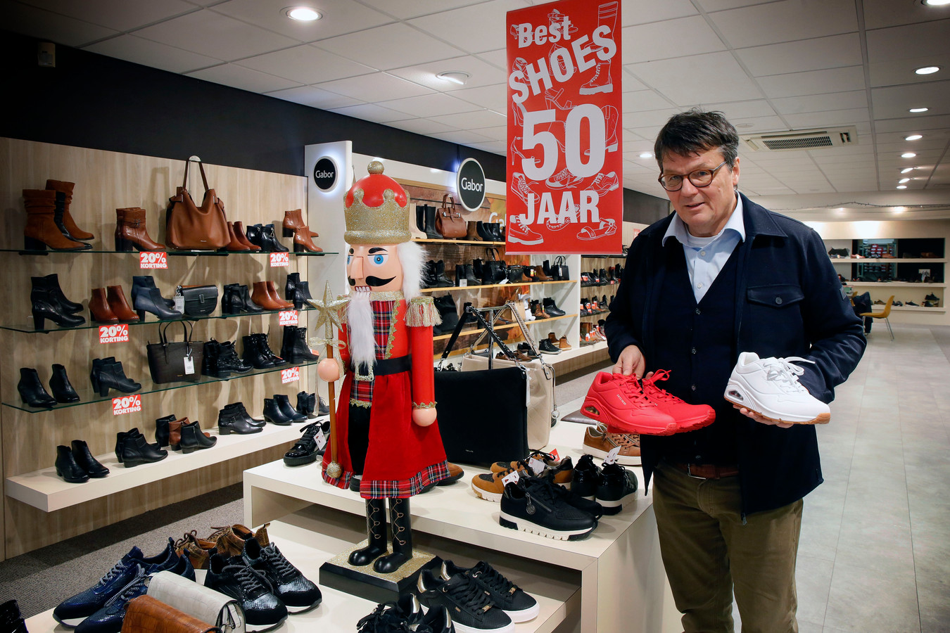 Regelmatig Centraliseren Gevoel van schuld Van schoenen- naar merkenverkoop: Wilbert zag hoe de handel in schoeisel in  50 jaar tijd veranderde | Foto | AD.nl