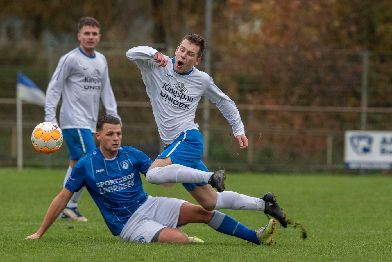 Job Roijakkers, hier rechts in actie tegen Bruheze, scoorde voor Handel de 2-1 op bezoek bij OSS'20.


4847 Wim Gerrits en Job Roijakkers.