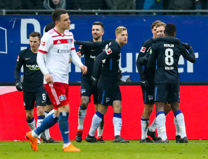 Salomon Kalou wordt gefeliciteerd nadat hij voor 1-2 heeft gezorgd.