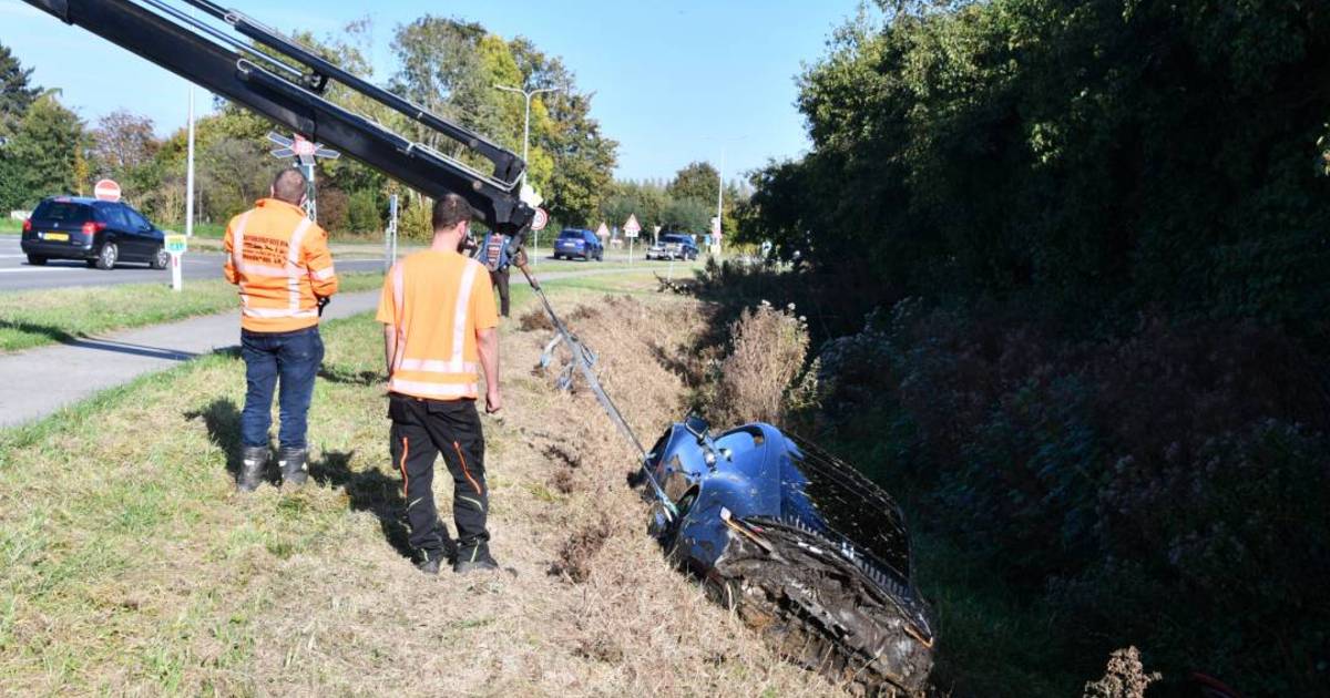 Porsche in sloot na botsing met Aygo op N666 Kapelle.