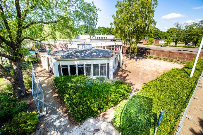 Eindhoven ED2020-4608 Het lage houten gebouw het Paviljoen op de Lismortel TU/E