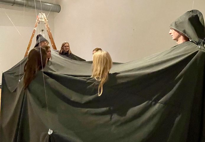 Het project 'De Manteldragers' van de studenten interieurarchitectuur van de KU Leuven is uitnodigend voor de bezoeker om binnen te treden, zoals de studenten zelf demonstreren.