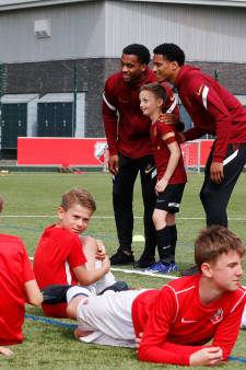 Vijftig Utrechtse voetballertjes beleven hun droom: een partijtje tegen Quinten en Dylan Timber 