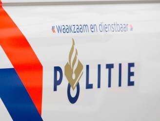 Agenten overmeesteren verwarde vrouw (25) die met mes over straat liep