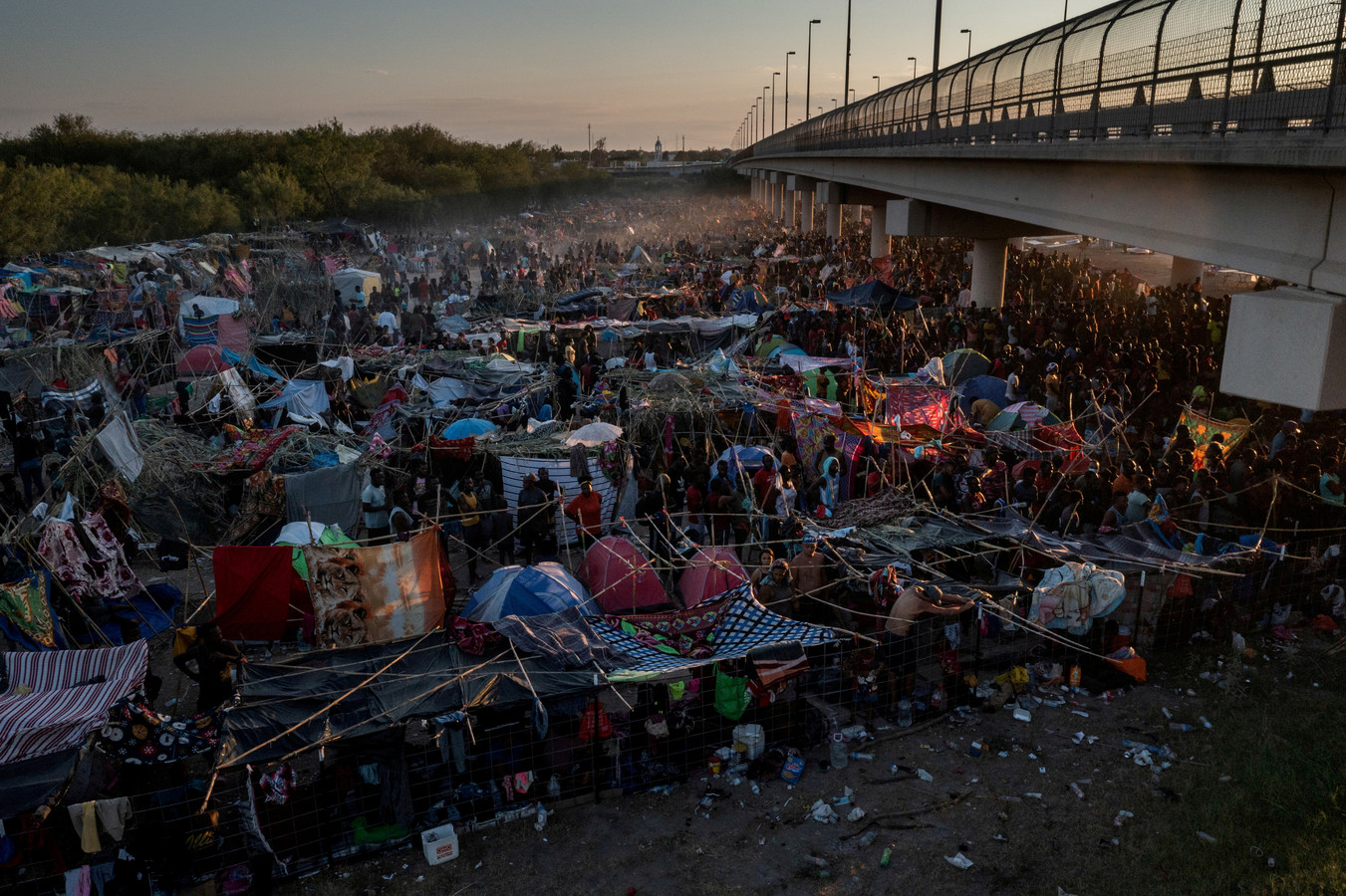 Een geïmproviseerd migrantenkamp onder de Del Rio International Bridge.