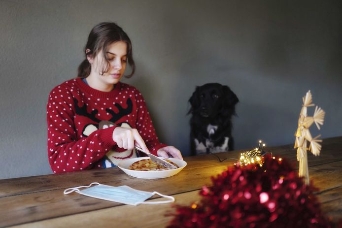 Alleenstaanden - ook met een hond - mogen twee mensen uitnodigen op het kerstdiner, maar steeds meer Vlamingen zeggen openlijk er hun voeten te zullen aan vegen.