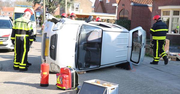 Auto raakt paaltje en komt op zijkant terecht in #Roosendaal.