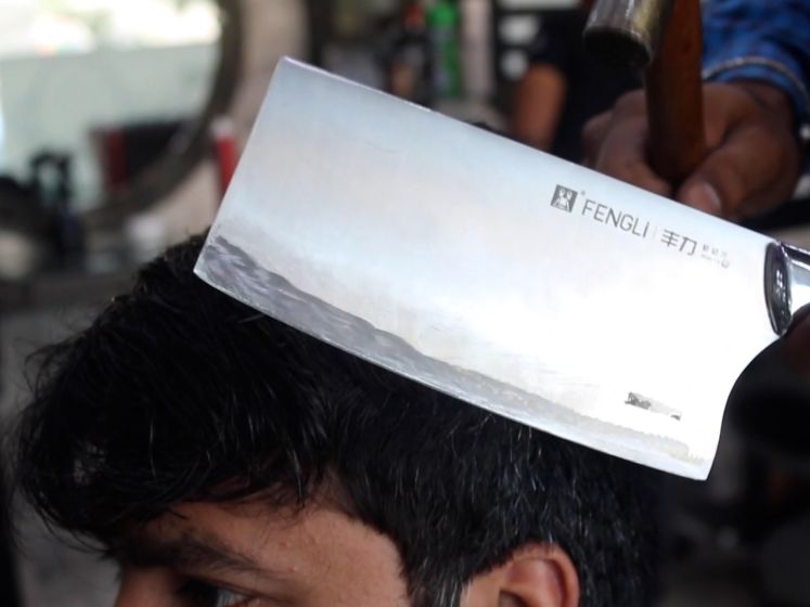 Zou jij durven? Deze kapper knipt haren met een bijl