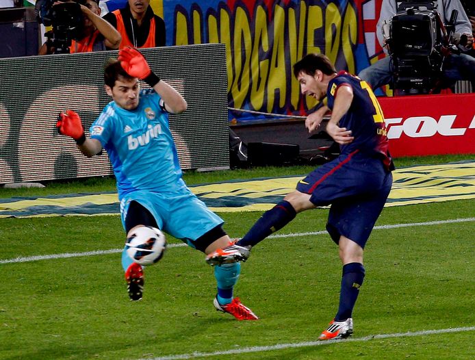 Iker Casillas probeert het schot van Messi te pareren. (2012)