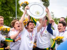 Graaf Willem II VAC is voor het eerst sinds 1967 weer kampioen, aanvoerder van toen reikt schaal uit 