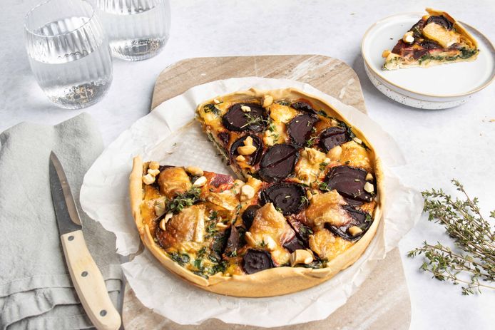 Quiche with beetroot, brie and thyme