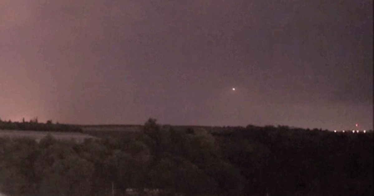 Kijk hoe Israëlische Iron Dome raketten uit de lucht knalt Buitenland