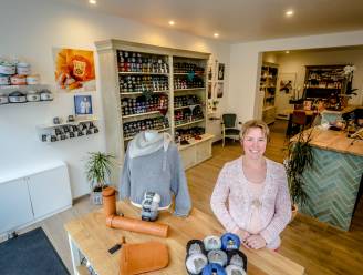 Breien en haken zijn weer in, en daarom opent Shirley (36) Het Hobbyhoekje in Brugge: “Stoffen moet je voélen”