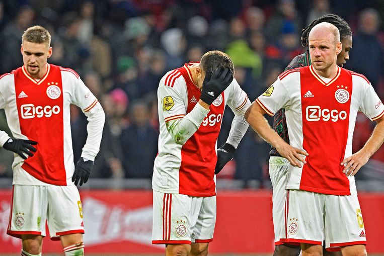 Kenneth Taylor, Dusan Tadic, Davy Klaassen en Calvin Bassey na het teleurstellende gelijkspel tegen Volendam. Beeld Guus Dubbelman / de Volkskrant