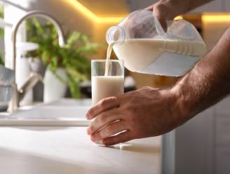 32 miljoen views voor rauwe melk op sociale media, want ‘gezonder dan melk uit de winkel’. Is dat waar?