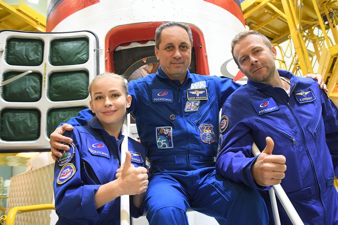 Actrice Yulia Peresild, kosmonaut Anton Shkaplerov en regisseur Klim Shipenko trekken dinsdag de ruimte in
