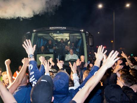 Onthaal van toekomstige kampioenen; Heraclesfans uit hun dak bij aankomst spelersbus uit Breda