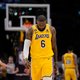 LeBron James overweegt basketpensioen na uitschakeling in NBA-play-offs: ‘Ik heb veel om over na te denken’