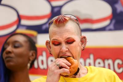 34 hamburgers op tien minuten: eetwedstrijd in aanloop naar 4th of July eindigt gelijk