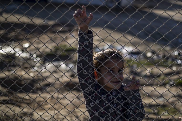 Een kind in het door Koerden bewaakte kamp Al-Hol in Syrië, in het gedeelte voor Irakezen en Syriërs.  Beeld AFP
