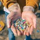 Hoe ongezond zijn microplastics voor ons lijf? Het probleem is dat ze overal zitten, ook in ons bloed