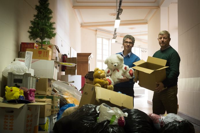 Een archiefbeeld van medeorganisatoren Ricardo Garrido en Han Flintrop tijdens één van de vorige inzamelingen van Help a Fellow.