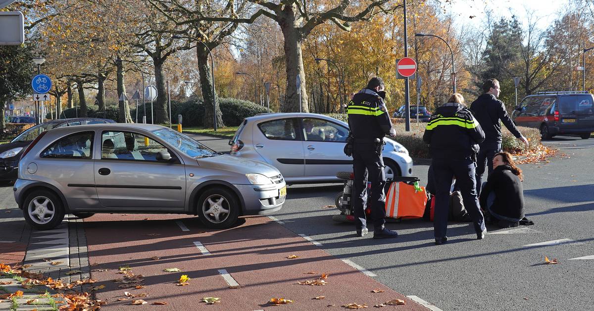 Man in scootmobiel raakt lichtgewond bij botsing met auto in Waalwijk.