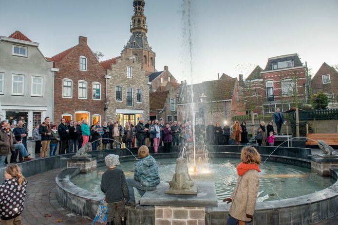Duif een symbool van vrede Duif klappert met zijn vleugels Sneeuwwitte vogel in krabbelstijl