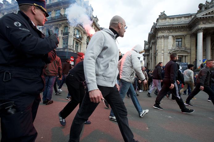 Vijf dagen na de aanslagen van 22 maart 2016 trokken hooligans van verschillende voetbalclubs naar de herdenkingsplek aan de Brusselse Beurs.  Het zorgde voor een zeer gespannen sfeer.  (archieffoto)
