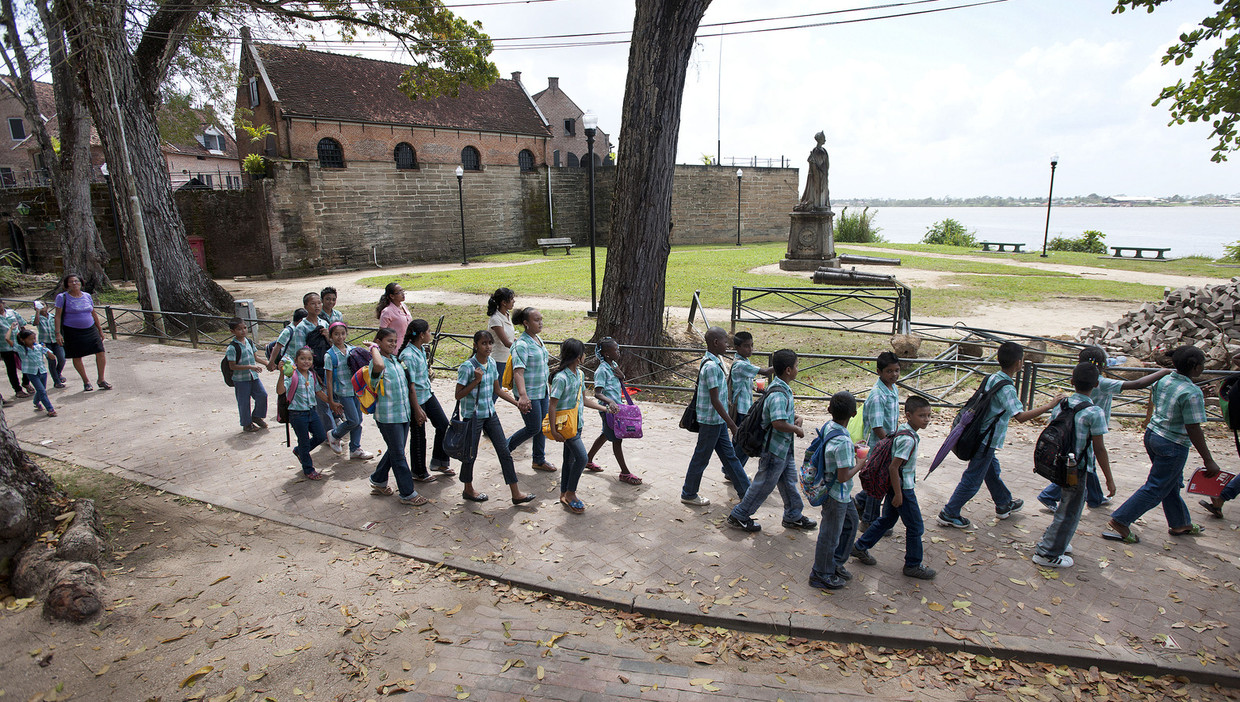 Een schoolklas verlaat Fort Zeelandia in Paramaribo. Hier werden in 1982 vijftien tegenstanders van Bouterses coup vermoord. Beeld Foto Guus Dubbelman / de Volkskrant
