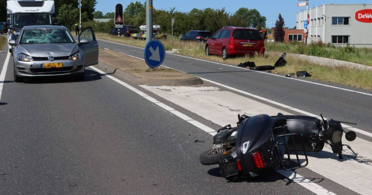 Fietser met spoed naar het ziekenhuis na botsing met auto in Geldermalsen.
