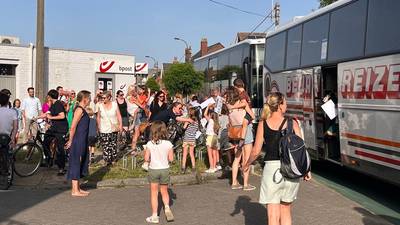40 kinderen moeten overstappen nadat airco bus het begeeft: “Sommige kinderen werden even onwel door hitte”