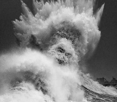 Cette photo d’une gigantesque vague ressemblant à Poséidon fait le tour du monde