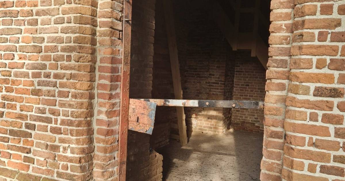 Vandalen houden flink huis rond Oude Toren in Oostelbeers ,Geen enkel