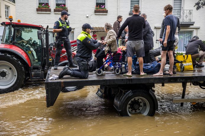 De brandweer en het leger helpen met de evacuatie van mensen uit hun woningen en verpleeghuizen in Valkenburg  door de wateroverlast in Zuid-Limburg.