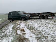 Het sneeuwt in het oosten: auto met tandemasser glijdt van de weg