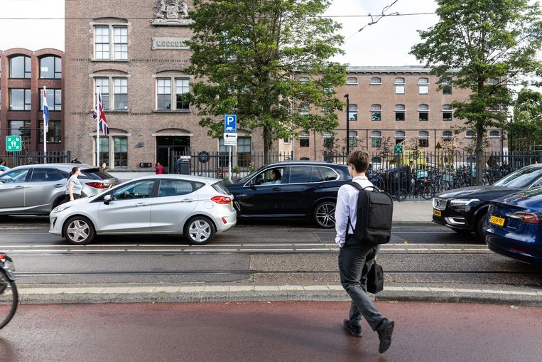 The British School of Amsterdam aan de Havenstraat. ’s Ochtends staat het verkeer er muurvast. Beeld Daphne Lucker