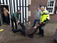 Antifascist en zoon van verzetsman strijdt door tegen oorlogsbeurs en klaagt burgemeester aan, verzamelaars pleiten voor ‘opsluiten’ Arthur Graaff