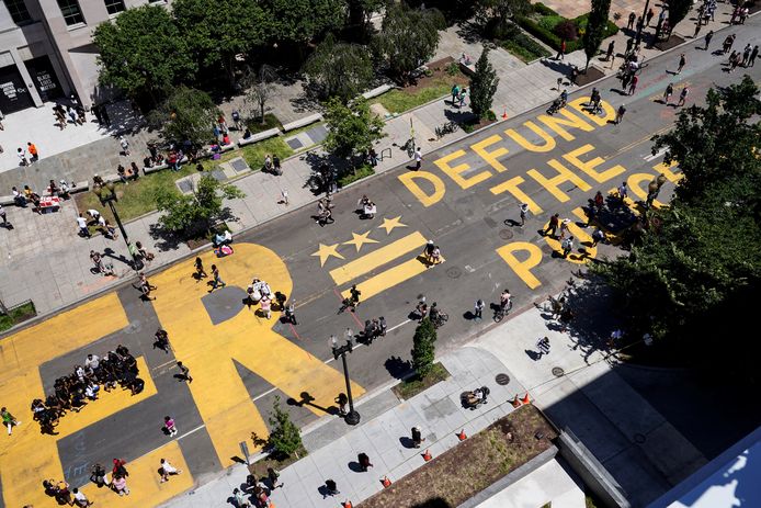 In Washington, niet ver van het Witte Huis, is in gigantische gele letters “Black lives matter = defund the police" geschilderd.