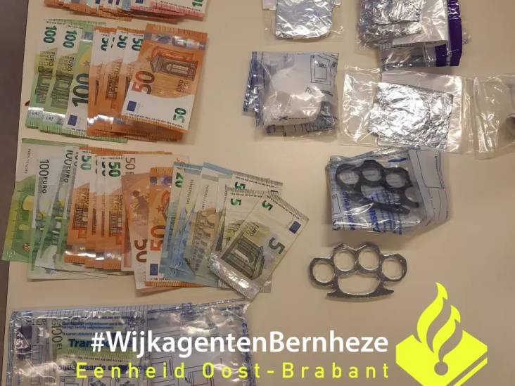 Politie vindt cocaïne, boksbeugels, munitie en contant geld bij doorzoeking in Heesch