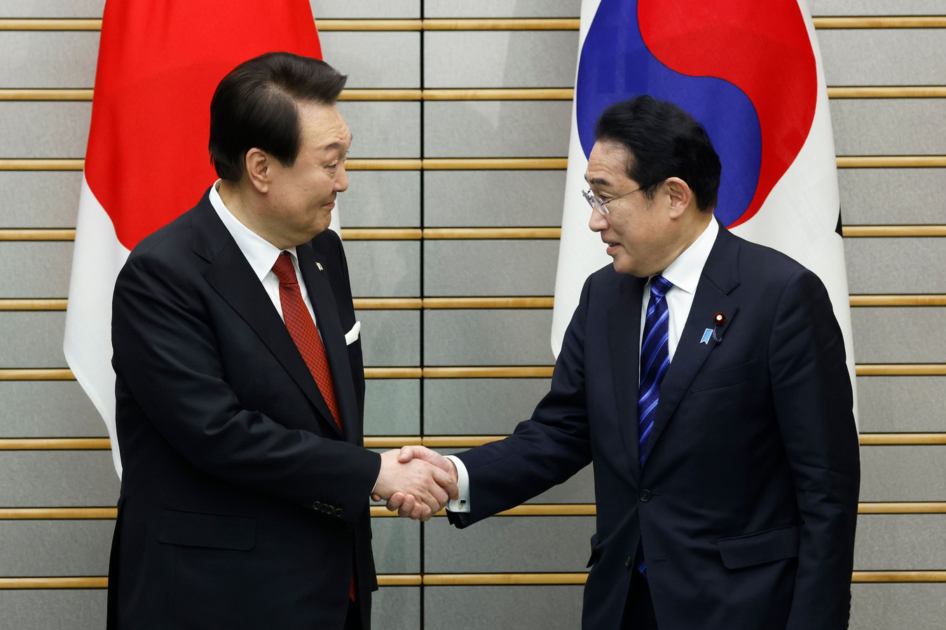 Le dirigeant sud-coréen, Yoon Suk Yeol, et son homolohue nippon, Fumio Kishida.