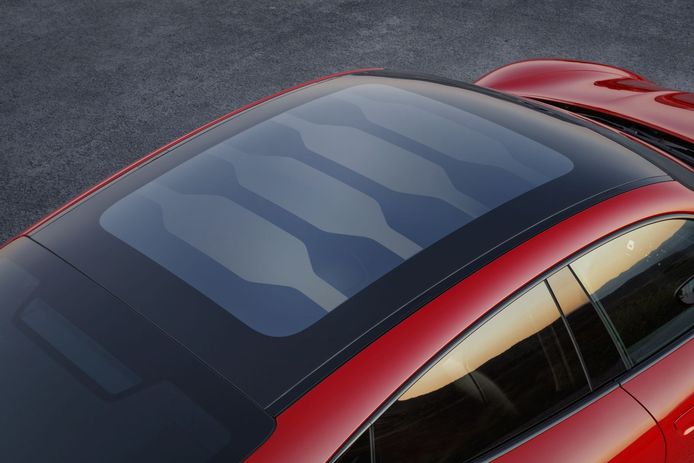 Het glazen dak van de Porsche Taycan Sport Turismo kan naar keuze (deels) worden verduisterd via vloeibare kristallen in het glas.