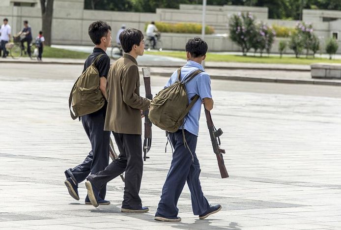 Zijn de wapens van de Noord-Koreaanse troepen wel echt? Op deze beelden lijken ze nep.