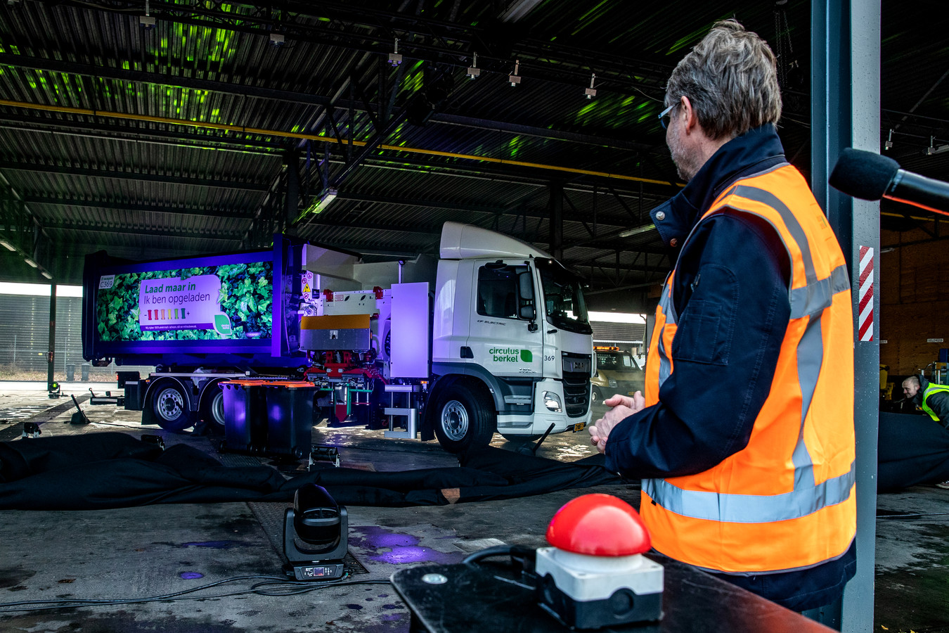 De eerste elektrische vuilniswagen van Gelderland staat te blinken, vlak voor de ingebruikname.
