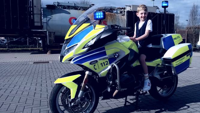 Kinderen wanen zich politieman of bij de brandweer tijdens fotoshoot voor communie: “Als het mocht, dan nam ik ladderwagen mee naar huis!”