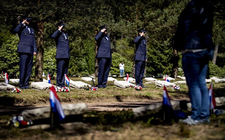 De dodenherdenking afgelopen 4 mei op het Nationaal Ereveld in Loenen. Vrijwilligers en betrokken staan bij de graven van oorlogsslachtoffers.  Beeld ANP