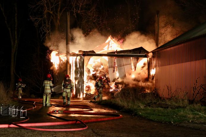 Een schuur langs de A6 bij Emmeloord zorgde zondagnacht voor veel bezorgde meldingen bij de brandweer.