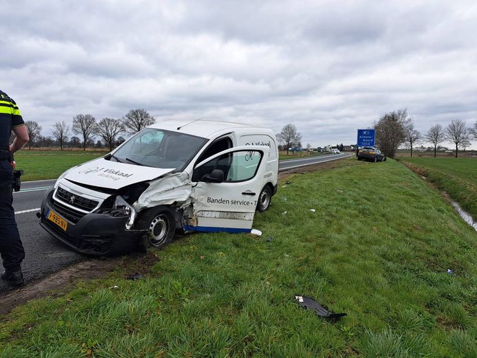 Eén van de voertuigen die betrokken was bij het ongeval op de N36 in Vriezenveen